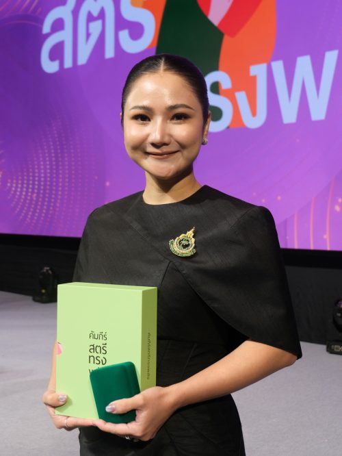 ‘สุภาพร แฮฟเนอร์’ ผู้นำฮาฟเนอร์ กรุ๊ป รับพระราชทานรางวัลเข็ม ‘สตรีทรงพลัง’ จากพระราชินี ในฐานะต้นแบบผู้บริหารหญิงผู้เชื่อมโยงธุรกิจไทยสู่มาตรฐานสากล